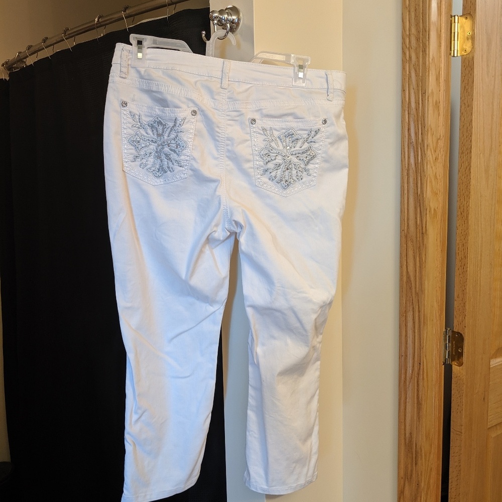 Women's APT. 9 White bling capris size 16